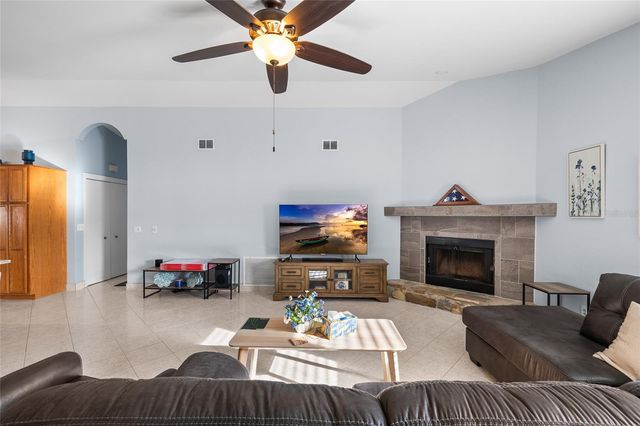 6713 LEEWARD ISLE WAY, Tampa, FL 33615