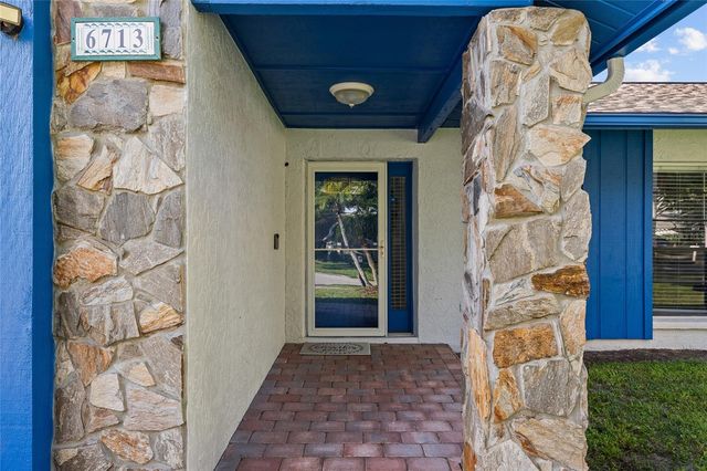 6713 LEEWARD ISLE WAY, Tampa, FL 33615