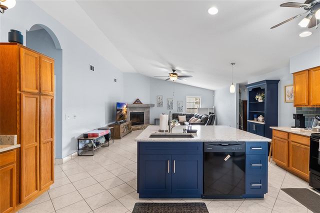 6713 LEEWARD ISLE WAY, Tampa, FL 33615