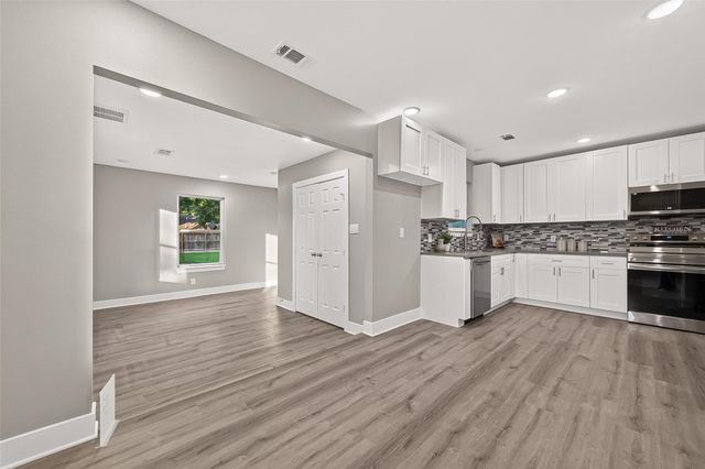 723 N Meyer Street, Sealy, TX 77474