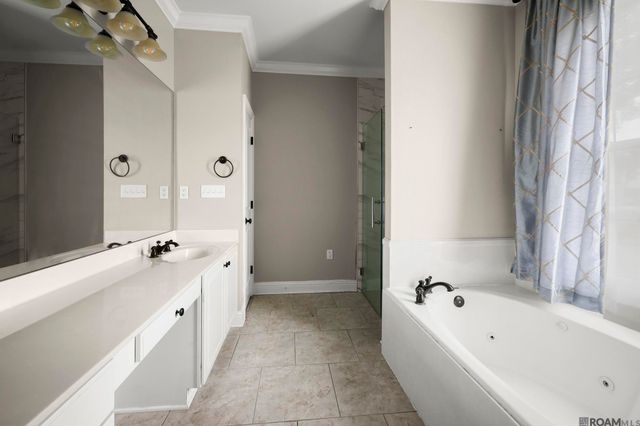 16456 Long Lake Dr, Prairieville, LA 70769