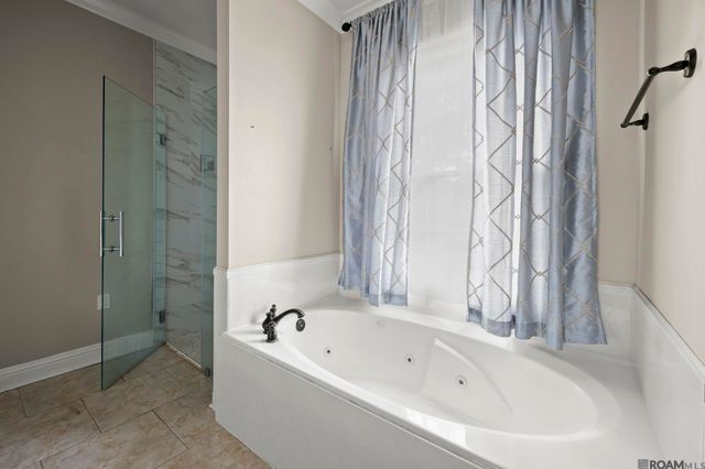 16456 Long Lake Dr, Prairieville, LA 70769