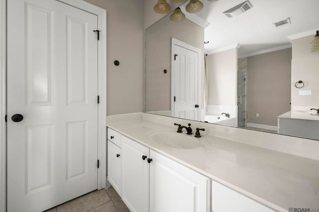 16456 Long Lake Dr, Prairieville, LA 70769