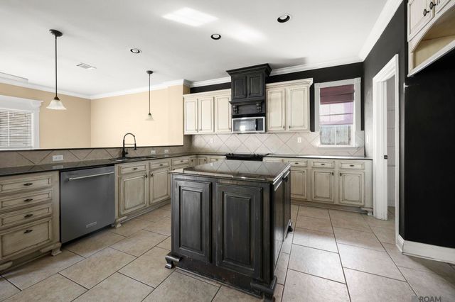 16456 Long Lake Dr, Prairieville, LA 70769