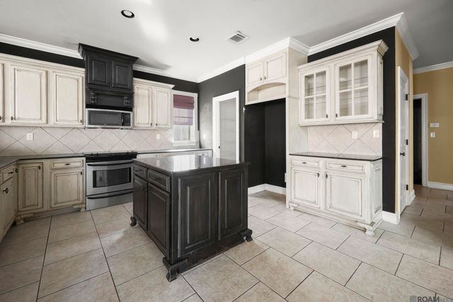 16456 Long Lake Dr, Prairieville, LA 70769