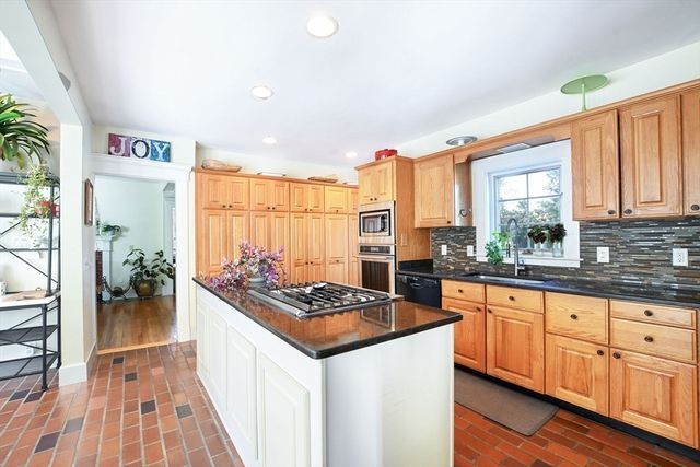 278 Slocum Rd, Dartmouth, MA 02747