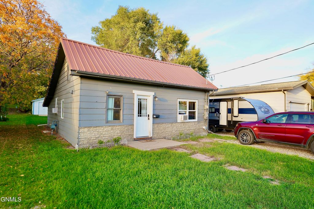 628 5th Street NW, Valley City, ND 58072 photo 2