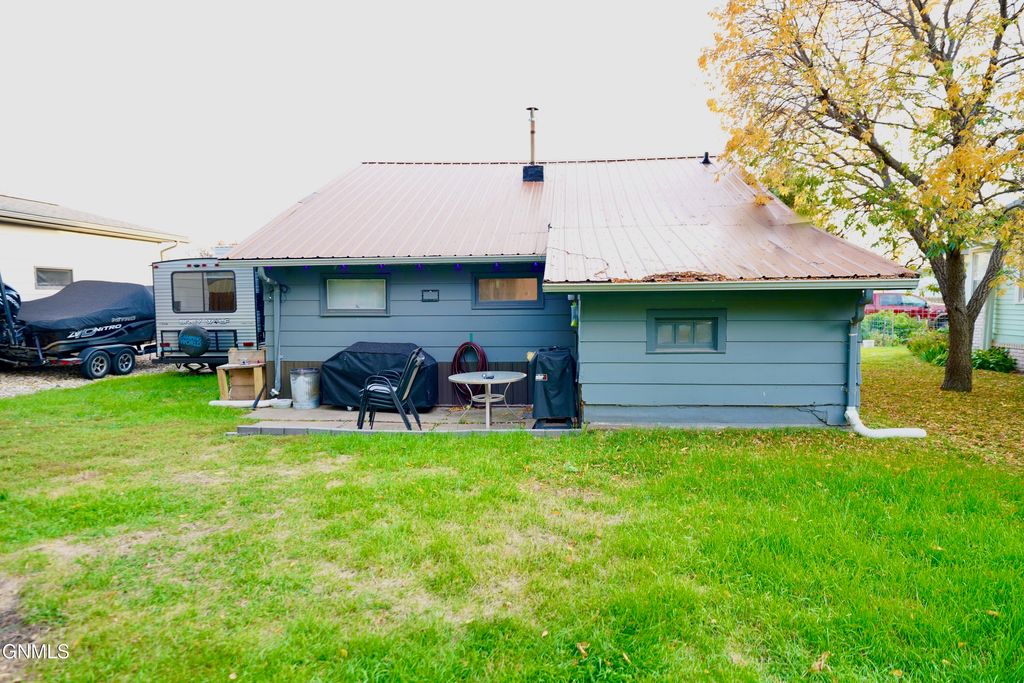 628 5th Street NW, Valley City, ND 58072 photo 4