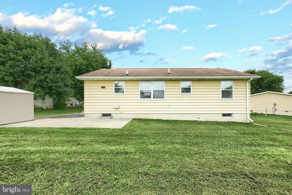 2 CHERRY CT, New Oxford, PA 17350