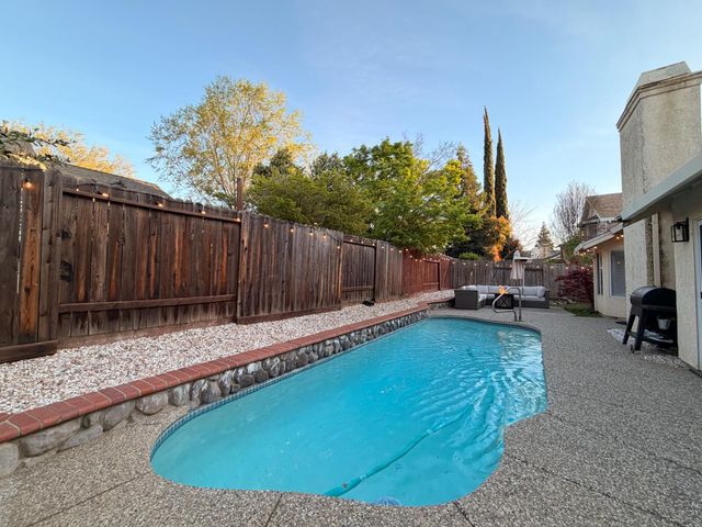 2222 Thurton Dr, Roseville, CA 95747