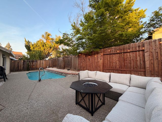 2222 Thurton Dr, Roseville, CA 95747