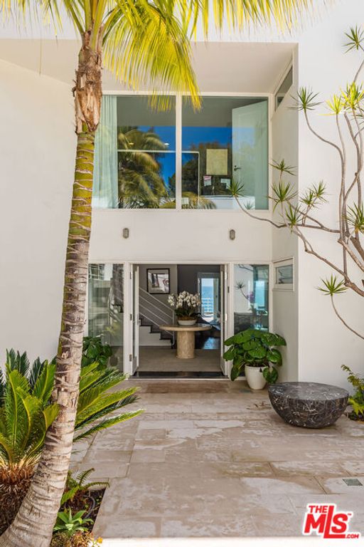 Image 5 of property listing at 27420 Pacific Coast Highway, Malibu, CA 90265