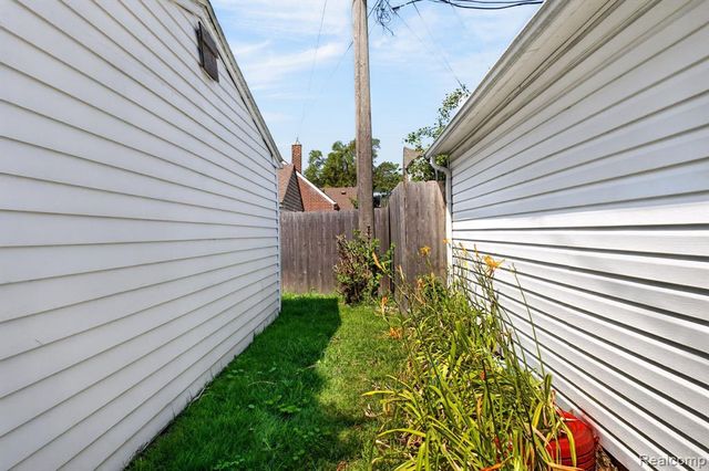 17501 Mendota Street, Detroit, MI 48221
