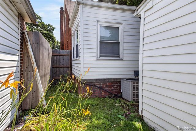 17501 Mendota Street, Detroit, MI 48221
