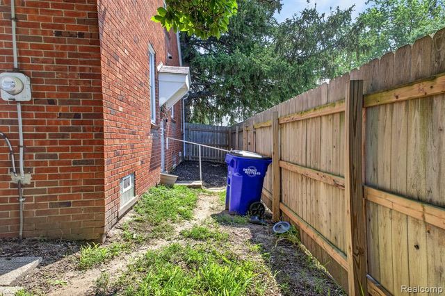 17501 Mendota Street, Detroit, MI 48221