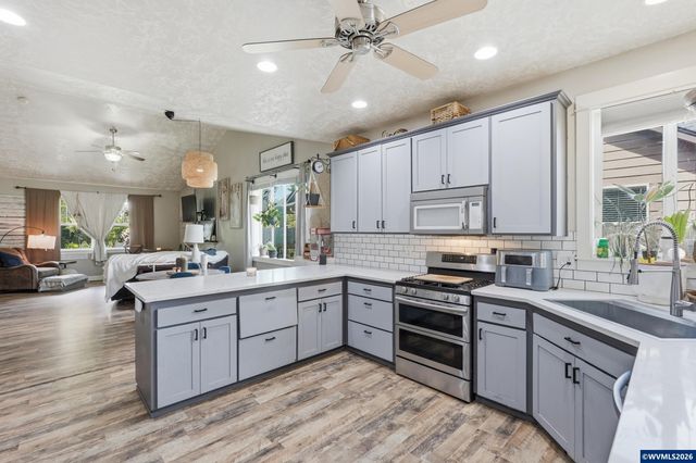1701 Webb Lake Dr, Silverton, OR 97381