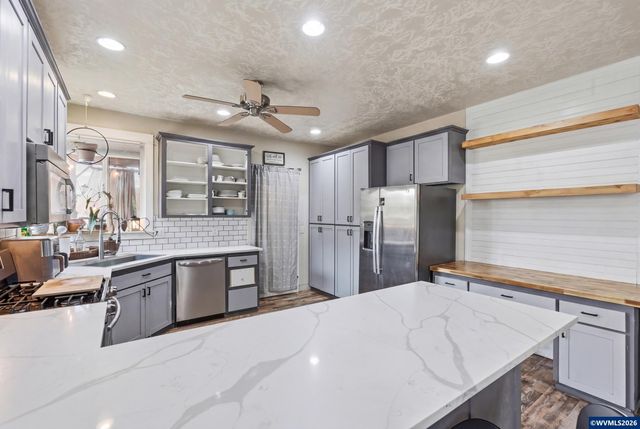 1701 Webb Lake Dr, Silverton, OR 97381
