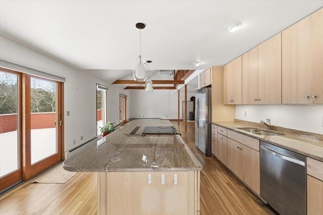 99 Rockledge Dr, Falmouth, MA 02556