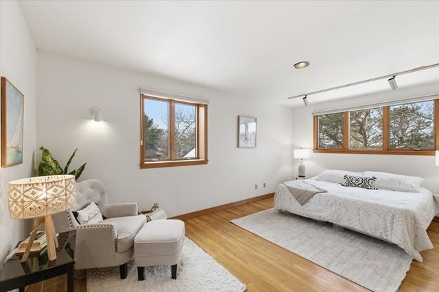 99 Rockledge Dr, Falmouth, MA 02556