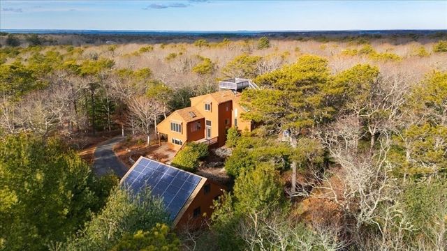 99 Rockledge Dr, Falmouth, MA 02556