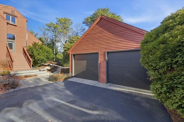 99 Rockledge Dr, Falmouth, MA 02556