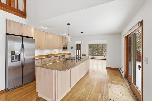 99 Rockledge Dr, Falmouth, MA 02556