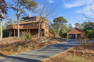 99 Rockledge Dr, Falmouth, MA 02556