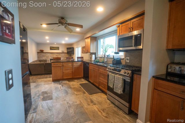 530 Sheffield Drive, Madison Heights, MI 48071