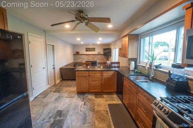 530 Sheffield Drive, Madison Heights, MI 48071