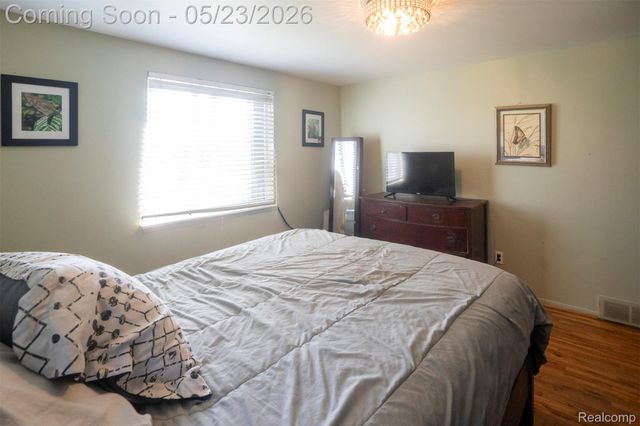 530 Sheffield Drive, Madison Heights, MI 48071
