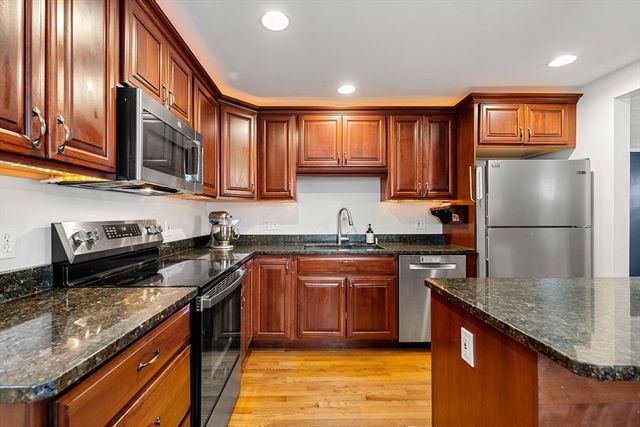 17 Ellington Road, Tewksbury, MA 01876