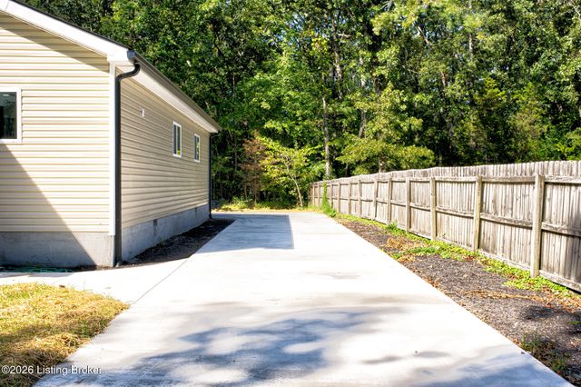 569 Pitts Point Rd, Shepherdsville, KY 40165