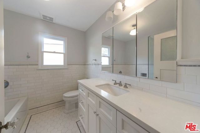 1349 Meadowbrook Avenue, Los Angeles, CA 90019