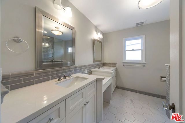 1349 Meadowbrook Avenue, Los Angeles, CA 90019