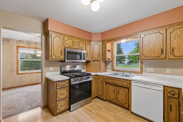 9119 Nantwick Ridge, Brooklyn Park, MN 55443