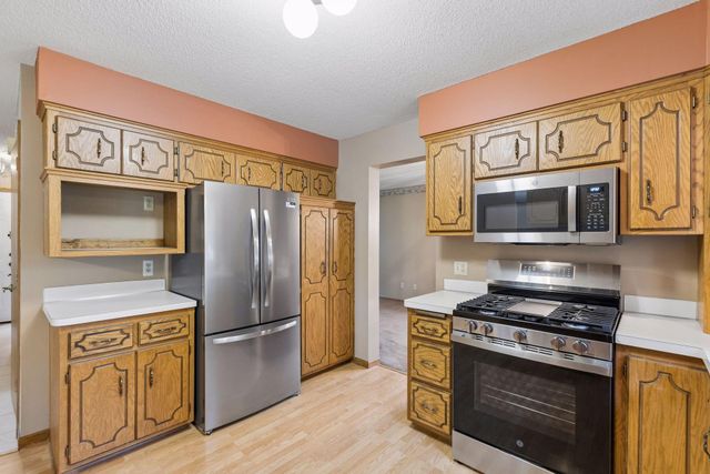 9119 Nantwick Ridge, Brooklyn Park, MN 55443