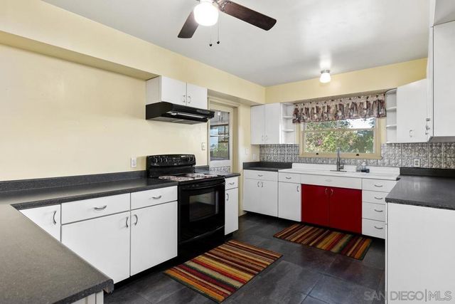 1890 Calmin Dr, Fallbrook, CA 92028