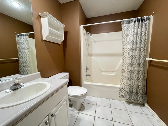 1658 W Riverside Street, Springfield, MO 65807