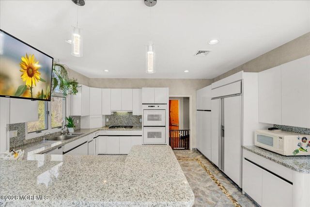 5 Cherry Point Court, Morganville, NJ 07751