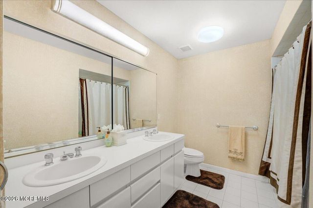 5 Cherry Point Court, Morganville, NJ 07751