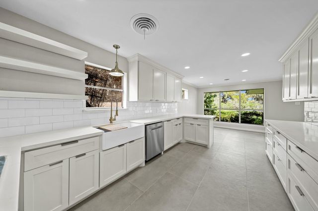 2261 Riverside Drive, West Columbia, TX 77486