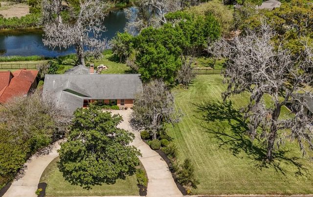 2261 Riverside Drive, West Columbia, TX 77486