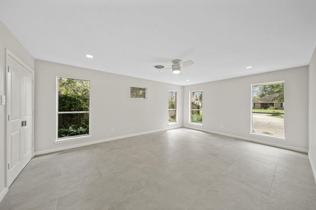 2261 Riverside Drive, West Columbia, TX 77486