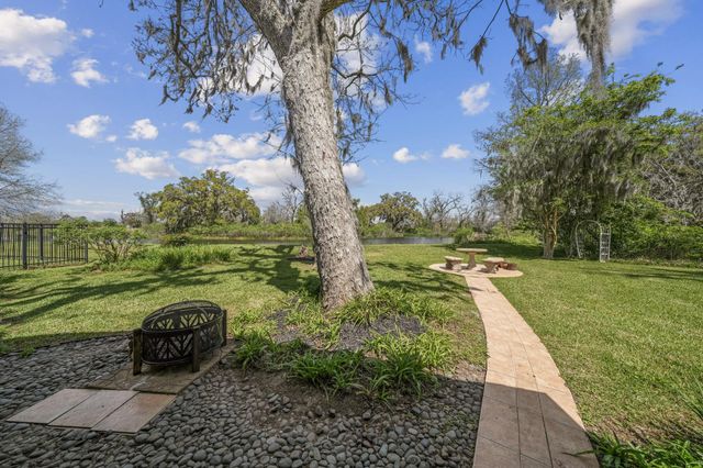 2261 Riverside Drive, West Columbia, TX 77486