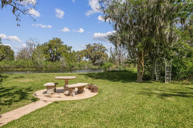 2261 Riverside Drive, West Columbia, TX 77486