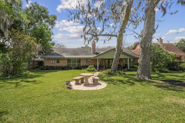 2261 Riverside Drive, West Columbia, TX 77486