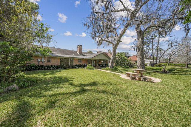 2261 Riverside Drive, West Columbia, TX 77486