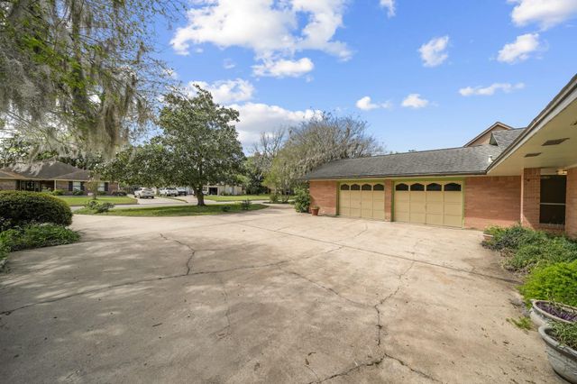 2261 Riverside Drive, West Columbia, TX 77486