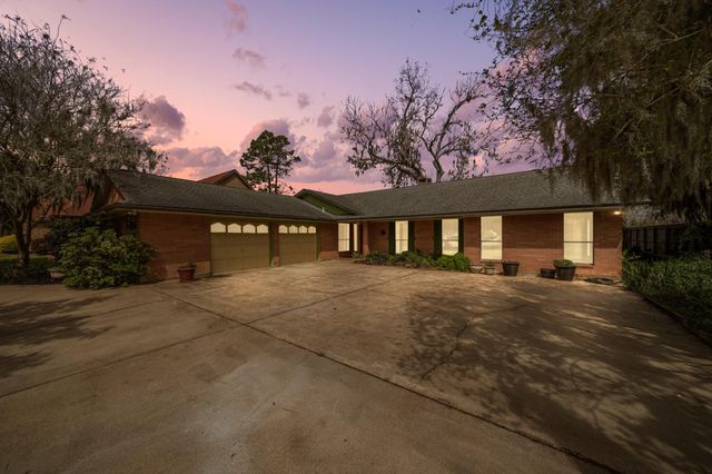 2261 Riverside Drive, West Columbia, TX 77486