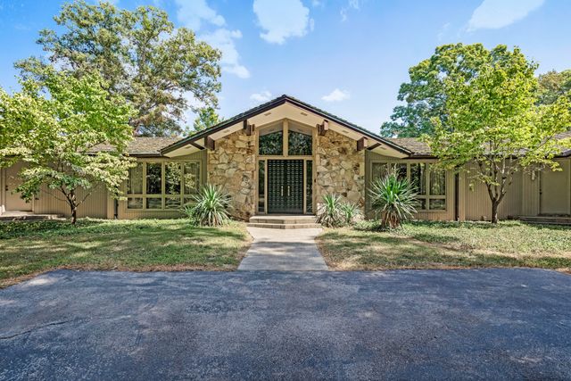 215 Hickory Ln, Smithville, TN 37166